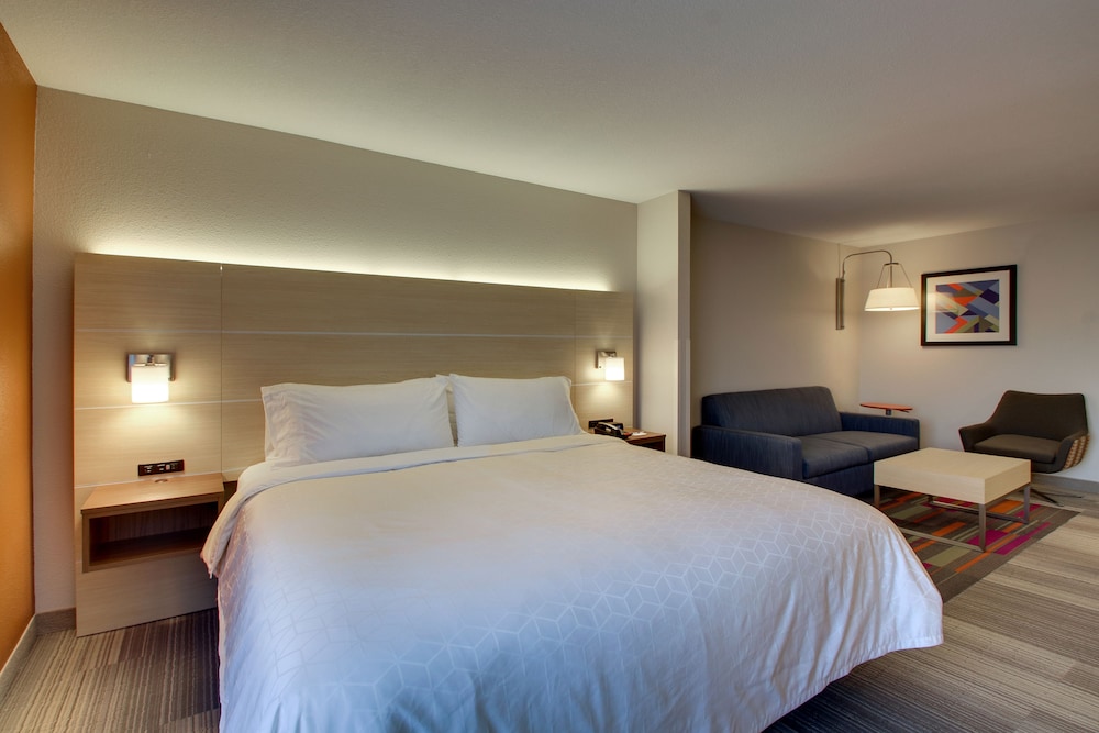 Holiday Inn Express & Suites - Interstate 380 at 33rd Avenue, an Ihg Hotel