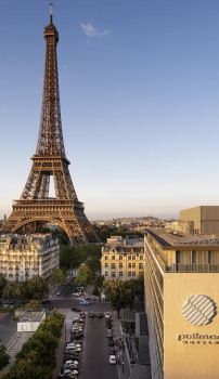Shopping near Eiffel Tower. Restaurants. Hotels.