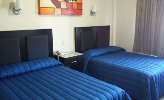 a hotel room with two beds , one on the left and one on the right side of the room at Hotel San Francisco