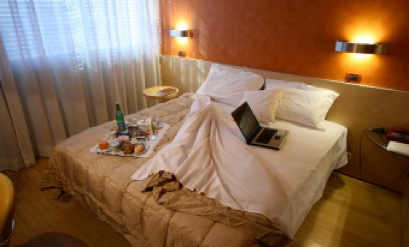 1. Hotel Al..