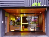 Ark Hotel Hotel dekat Taman kota Daan