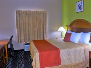 Oak Tree Inn & Suites