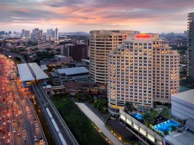 One World Hotel Các khách sạn gần First City University College