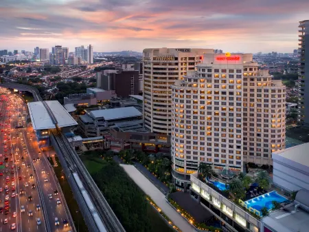 One World Hotel Отели рядом с достопримечательностью «Петалинг-Джая»