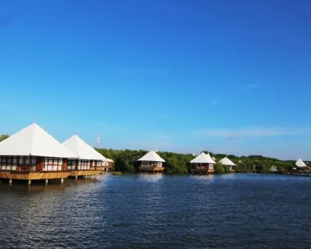 BeeJay Bakau Resort Hotels in Mayangan