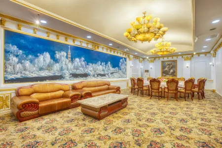 Jilin International Hotel (West Exit of Jilin Railway Station) Отели рядом с достопримечательностью «Jihai Railway Terminal Former Site»