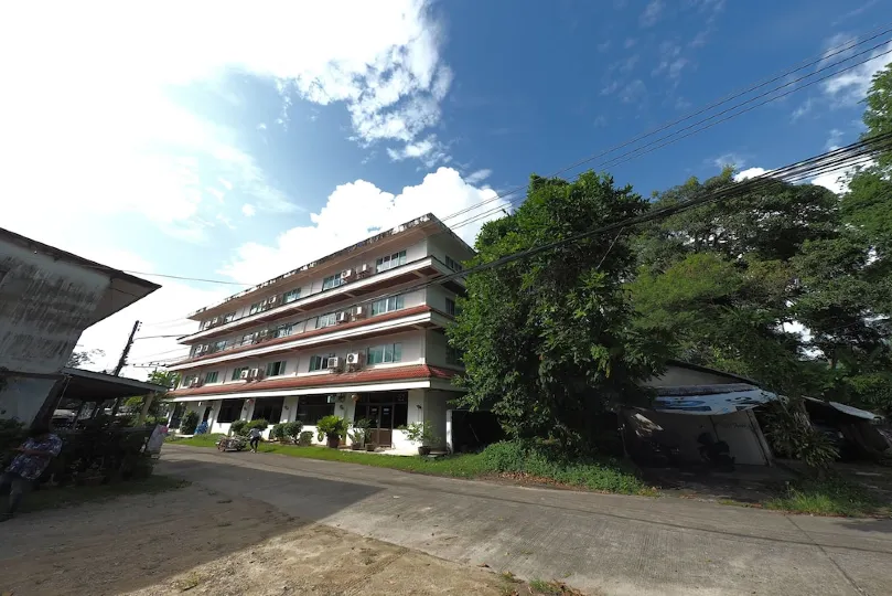 OYO 468 Dumrong Town Hotel