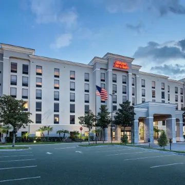 Hampton Inn & Suites Orlando-International Dr. North Отели рядом с достопримечательностью «Аквапарк Volcano Bay»