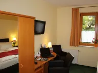 Landhotel Dresden Отели рядом с достопримечательностью «Мост Локвицталь»