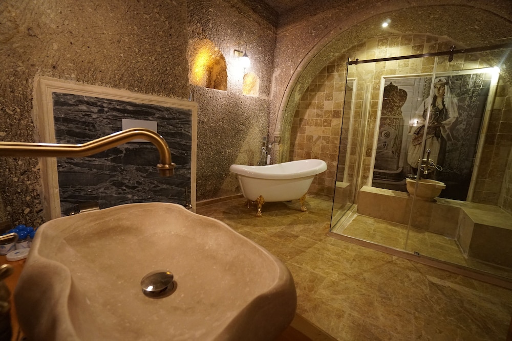 Roma Cave Suite