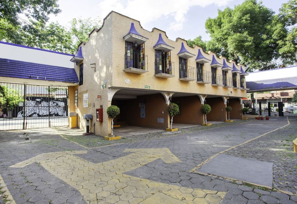 OYO Quinta Bugambilias-Mexico City Updated 2023 Room Price-Reviews & Deals  