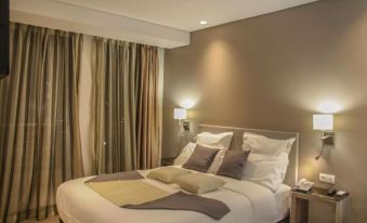 10. Hotel Se..
