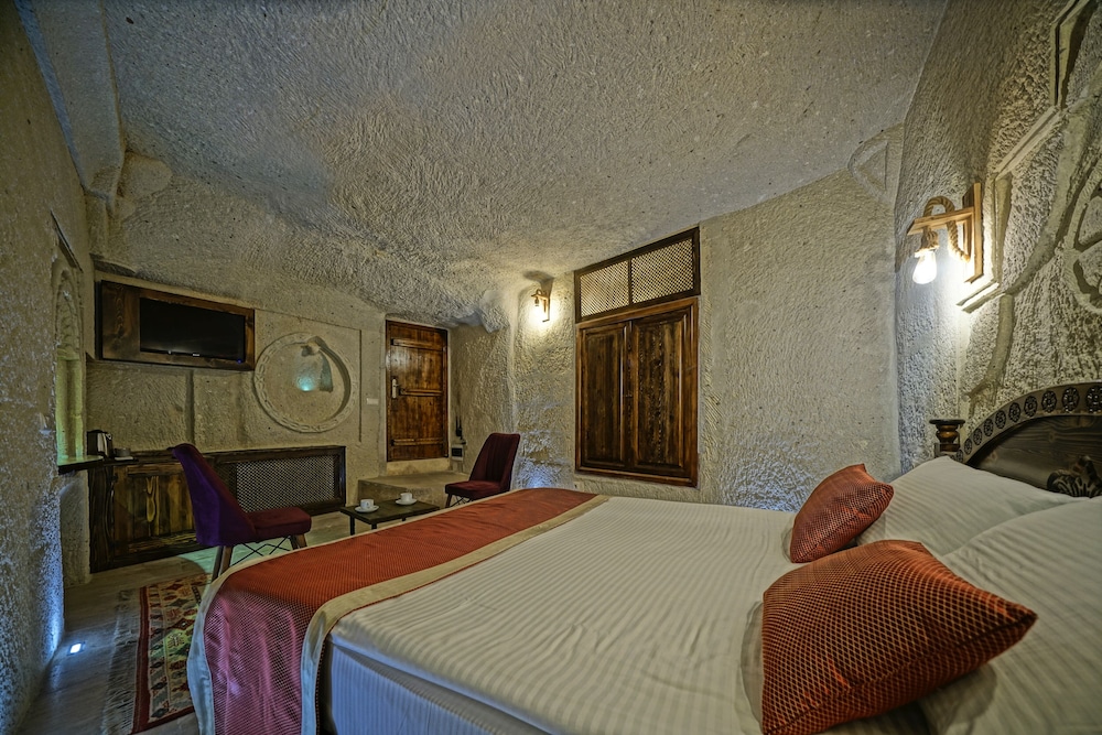 Castle Cave Hotel