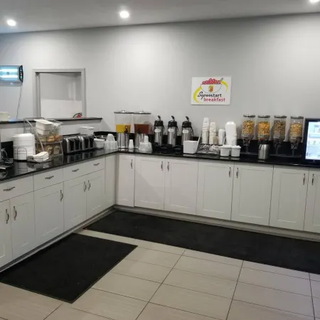 Super 8 by Wyndham Windsor/Dougall