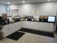 Super 8 by Wyndham Windsor/Dougall - sarapan