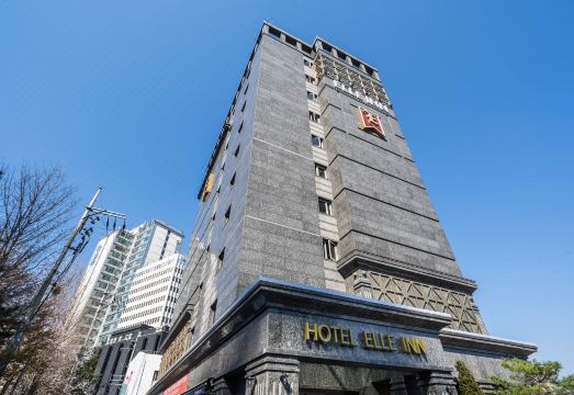 용산 호텔 이큐브의 넓은 객실과 분리된 욕실