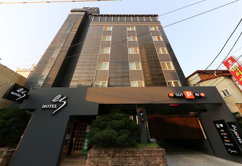 청주 ES 호텔의 깔끔한 객실 내부