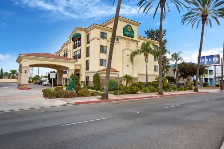 La Quinta Inn & Suites by Wyndham NE Long Beach/Cypress Отели рядом с достопримечательностью «Kosh»