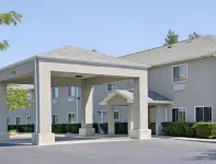 Super 8 by Wyndham McHenry/Fox Lake Area 크리스탈 레이크 호텔