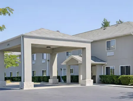 Super 8 by Wyndham McHenry/Fox Lake Area Отели в г. Мак-Генри