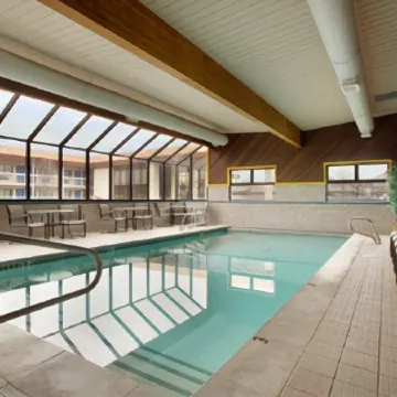 Days Inn & Suites by Wyndham Logan