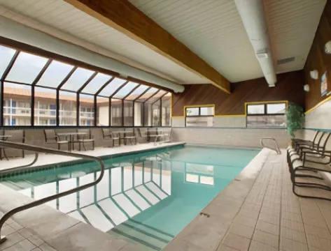 Days Inn & Suites by Wyndham Logan