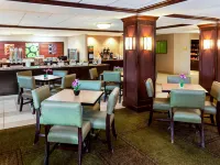 La Quinta Inn & Suites by Wyndham Milwaukee Bayshore Area Hotels in Glendale