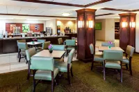 La Quinta Inn & Suites by Wyndham Milwaukee Bayshore Area