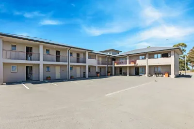 The Suites Ashburton Hotels near Annie's Country Quilt Store