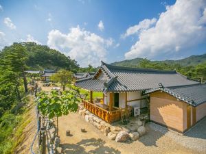 Sangju Pine and Ocher House Pension