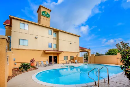 La Quinta Inn & Suites by Wyndham Pasadena