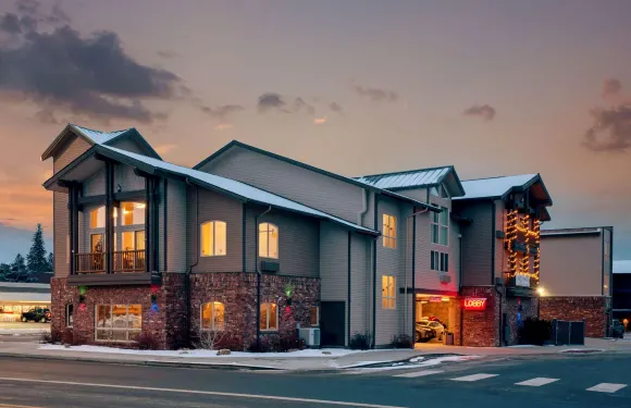 桑德波因特市中心酒店及套房