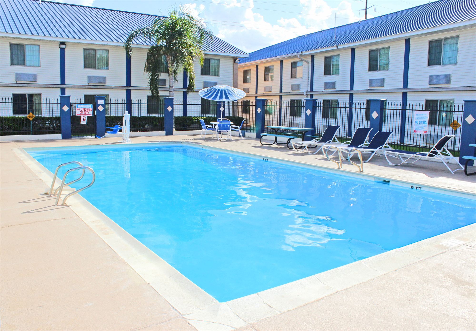 Days Inn & Suites by Wyndham Laredo