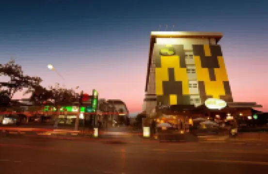 彩虹雲宵飯店 寧曼路附近的飯店