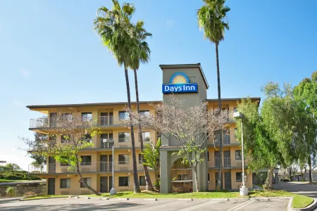 Days Inn by Wyndham Buena Park Отели рядом с достопримечательностью «Jain Centre of Southern California»