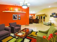 La Quinta Inn & Suites by Wyndham Woodburn - 2-Star