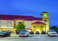 La Quinta Inn & Suites by Wyndham New Braunfels - parking