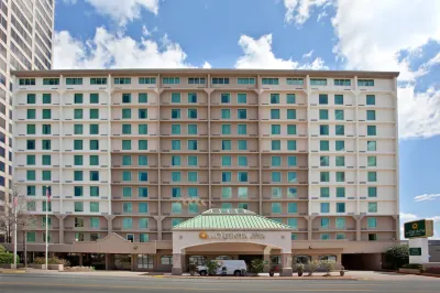La Quinta Inn & Suites by Wyndham Downtown Conference Center Hotels in River Market