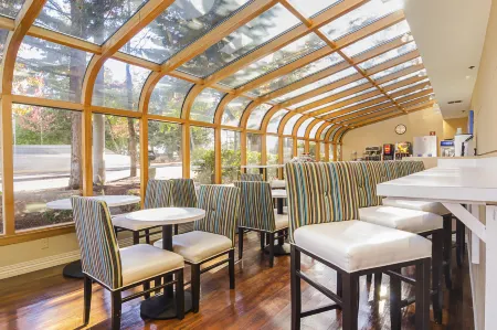 Comfort Inn & Suites Sea-Tac Airport Отели рядом со станцией Link Light Rail - Tukwila Station