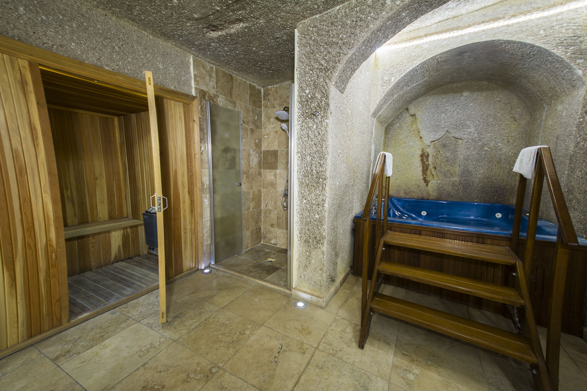 Roma Cave Suite