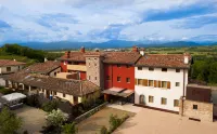 Elliot Osteria e Dormire in Collina فنادق في Cormons
