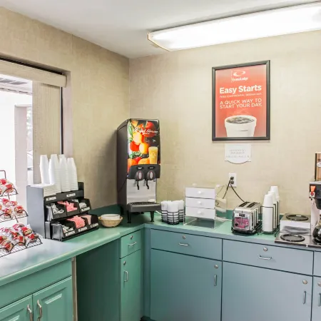 Econo Lodge North