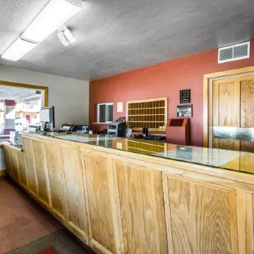 Econo Lodge Inn & Suites