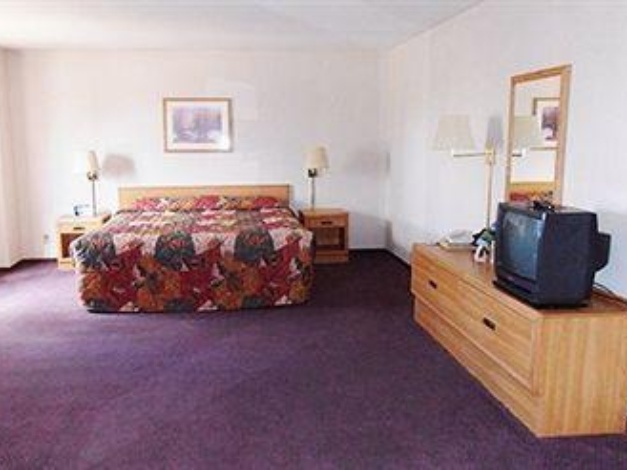 Sandhill Inn & Suites