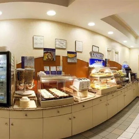 Holiday Inn Express & Suites MEADOWLANDS AREA by IHG