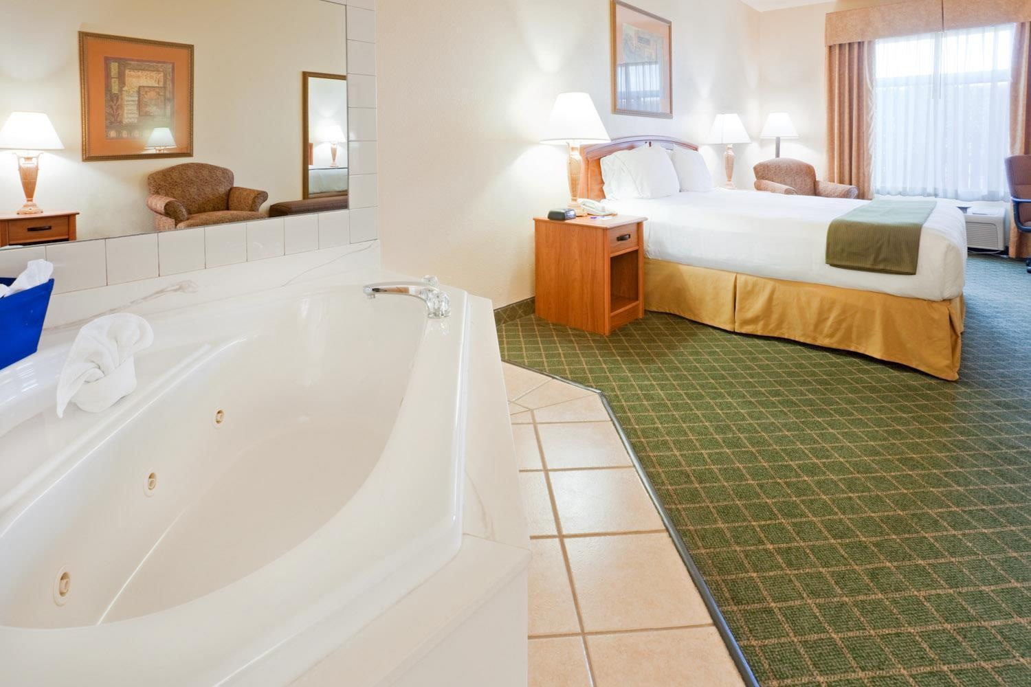 Holiday Inn Express Hotel and Suites Bastrop, an Ihg Hotel