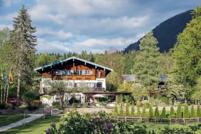 Stoll's Hotel Alpina Отели рядом с достопримечательностью «Bayerische Seenschifffahrt am Koenigssee»