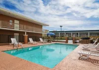 Econo Lodge Inn & Suites Macon West