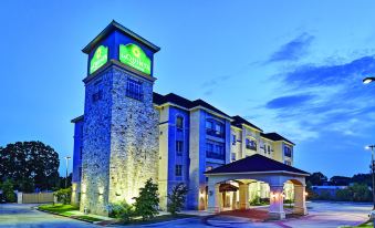 La Quinta Inn & Suites by Wyndham DFW Airport West - Euless