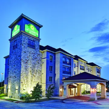 La Quinta Inn & Suites by Wyndham DFW Airport West - Euless